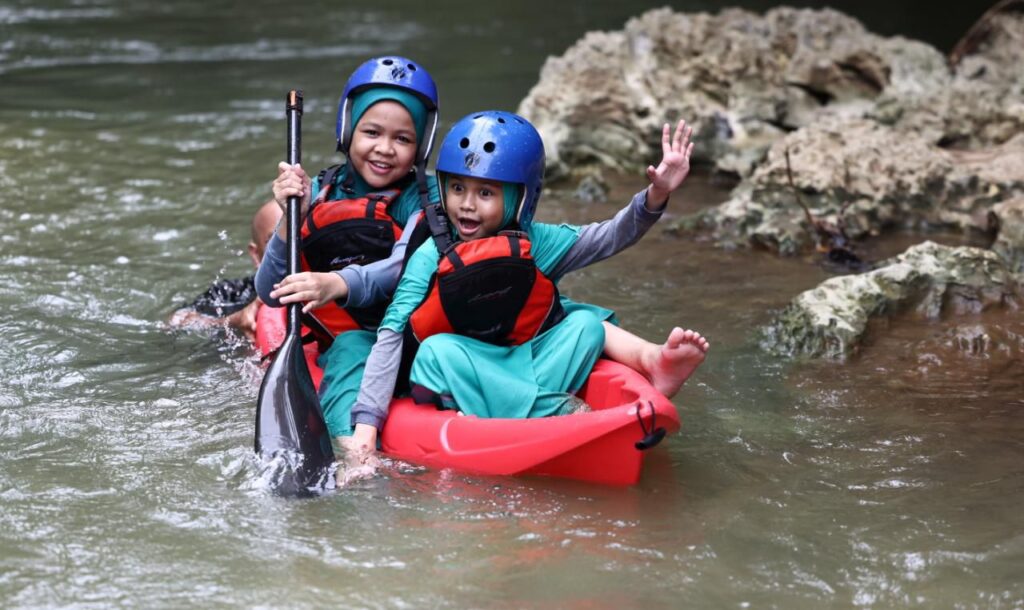 Hiking dan Rafting Lab School SD Unismuh Makassar, Adu Nyali Keberanian dan Kekompakan di Kawasan TN Bantimurung.